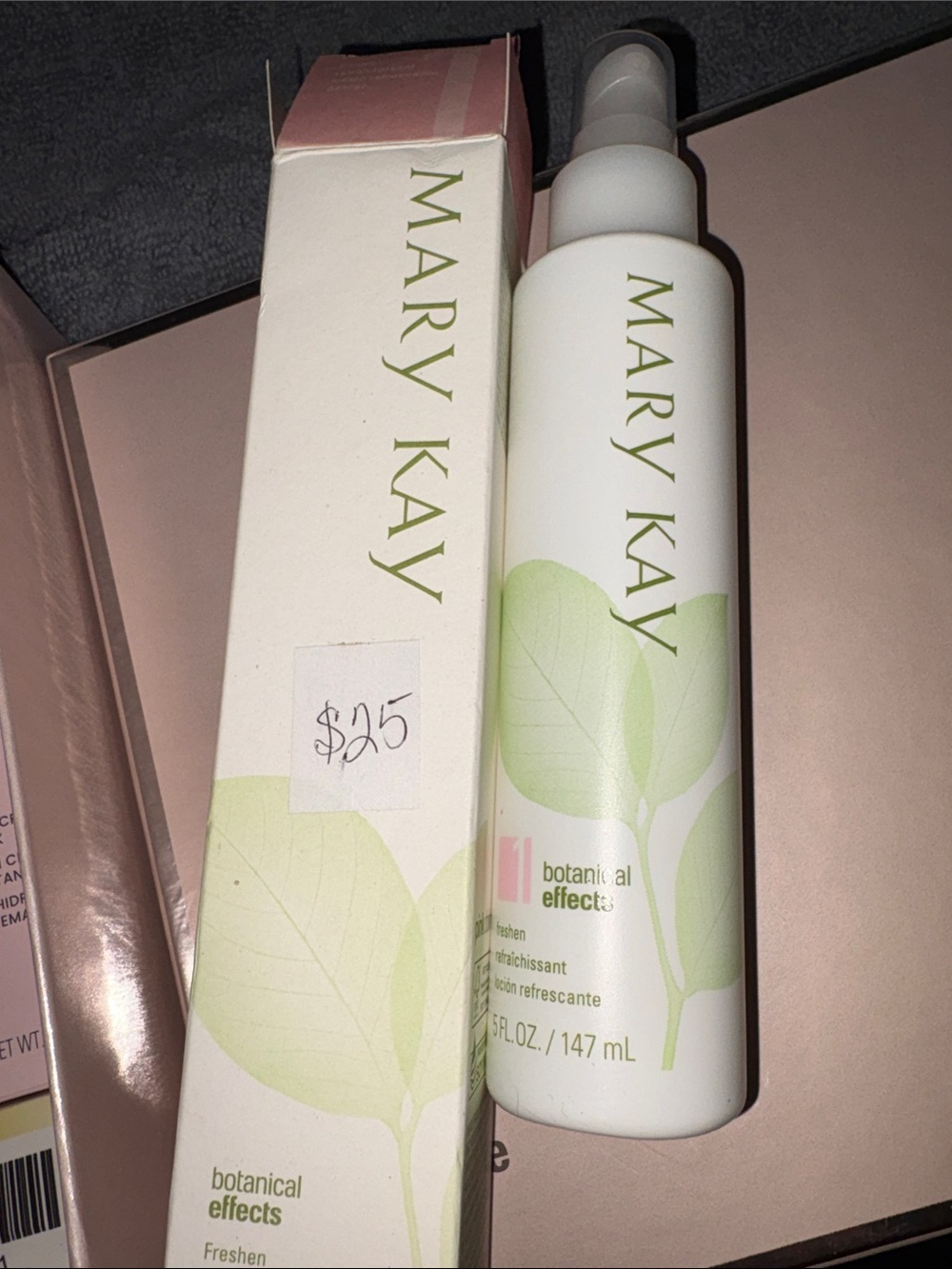 Mary Kay Botanical Effects Freshen Spray — White/Light Green